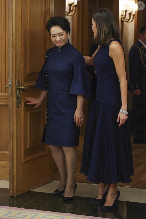 Le roi Felipe VI d'Espagne et la reine Letizia, vêtue d'une robe bleue sans manches Felipe Varela, ont accueilli à dîner le président de la République populaire de Chine Xi Jinping et son épouse Peng Liyuan le 27 novembre 2018 au palais de la Zarzuela, à Madrid.