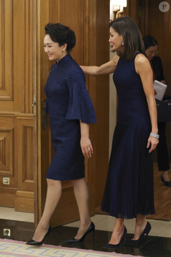 Le roi Felipe VI d'Espagne et la reine Letizia, vêtue d'une robe bleue sans manches Felipe Varela, ont accueilli à dîner le président de la République populaire de Chine Xi Jinping et son épouse Peng Liyuan le 27 novembre 2018 au palais de la Zarzuela, à Madrid.