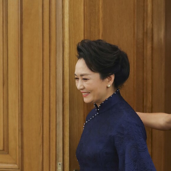 Le roi Felipe VI d'Espagne et la reine Letizia, vêtue d'une robe bleue sans manches Felipe Varela, ont accueilli à dîner le président de la République populaire de Chine Xi Jinping et son épouse Peng Liyuan le 27 novembre 2018 au palais de la Zarzuela, à Madrid.