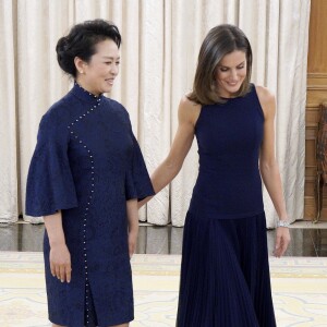 Le roi Felipe VI d'Espagne et la reine Letizia, vêtue d'une robe bleue sans manches Felipe Varela, ont accueilli à dîner le président de la République populaire de Chine Xi Jinping et son épouse Peng Liyuan le 27 novembre 2018 au palais de la Zarzuela, à Madrid.