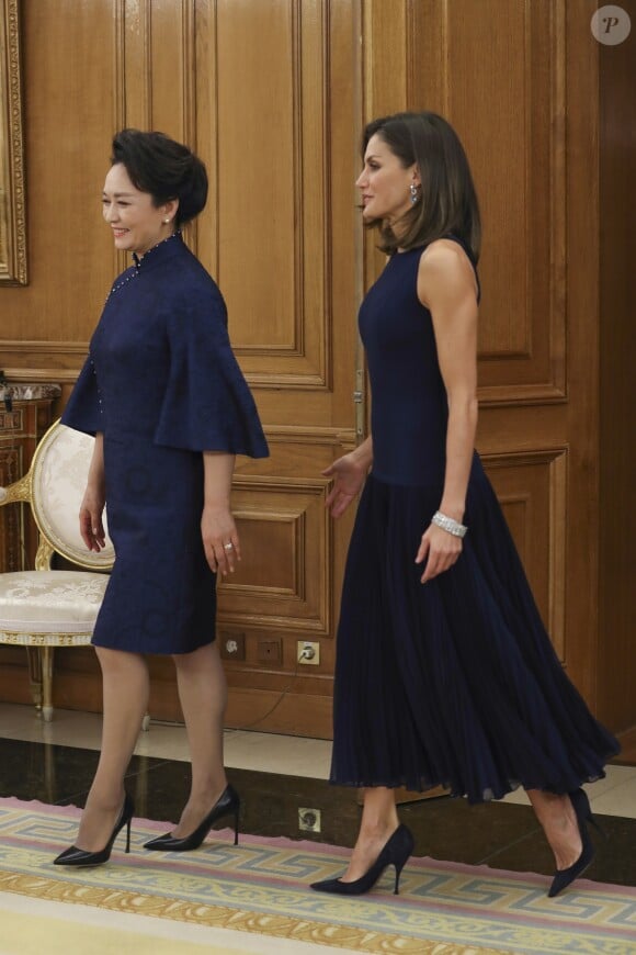Le roi Felipe VI d'Espagne et la reine Letizia, vêtue d'une robe bleue sans manches Felipe Varela, ont accueilli à dîner le président de la République populaire de Chine Xi Jinping et son épouse Peng Liyuan le 27 novembre 2018 au palais de la Zarzuela, à Madrid.