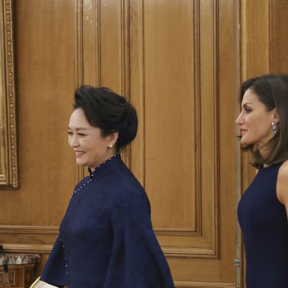 Le roi Felipe VI d'Espagne et la reine Letizia, vêtue d'une robe bleue sans manches Felipe Varela, ont accueilli à dîner le président de la République populaire de Chine Xi Jinping et son épouse Peng Liyuan le 27 novembre 2018 au palais de la Zarzuela, à Madrid.