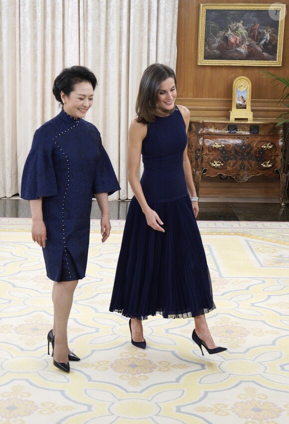 Le roi Felipe VI d'Espagne et la reine Letizia, vêtue d'une robe bleue sans manches Felipe Varela, ont accueilli à dîner le président de la République populaire de Chine Xi Jinping et son épouse Peng Liyuan le 27 novembre 2018 au palais de la Zarzuela, à Madrid.