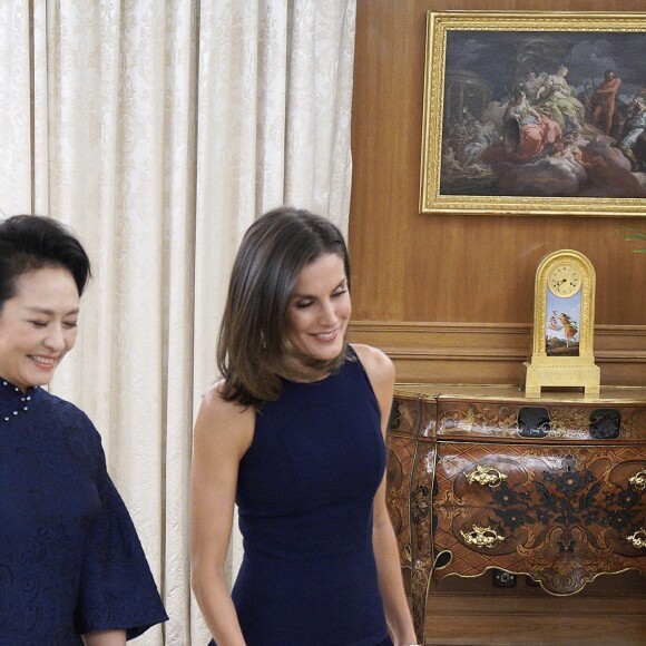 Le roi Felipe VI d'Espagne et la reine Letizia, vêtue d'une robe bleue sans manches Felipe Varela, ont accueilli à dîner le président de la République populaire de Chine Xi Jinping et son épouse Peng Liyuan le 27 novembre 2018 au palais de la Zarzuela, à Madrid.