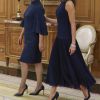 Le roi Felipe VI d'Espagne et la reine Letizia, vêtue d'une robe bleue sans manches Felipe Varela, ont accueilli à dîner le président de la République populaire de Chine Xi Jinping et son épouse Peng Liyuan le 27 novembre 2018 au palais de la Zarzuela, à Madrid.