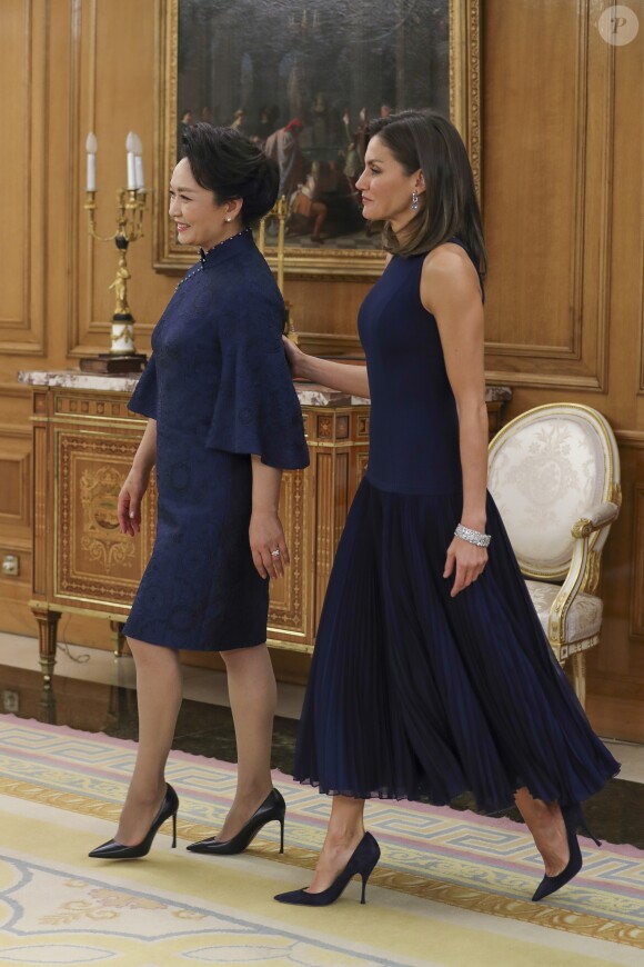 Le roi Felipe VI d'Espagne et la reine Letizia, vêtue d'une robe bleue sans manches Felipe Varela, ont accueilli à dîner le président de la République populaire de Chine Xi Jinping et son épouse Peng Liyuan le 27 novembre 2018 au palais de la Zarzuela, à Madrid.