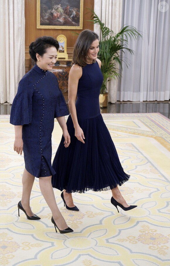 Le roi Felipe VI d'Espagne et la reine Letizia, vêtue d'une robe bleue sans manches Felipe Varela, ont accueilli à dîner le président de la République populaire de Chine Xi Jinping et son épouse Peng Liyuan le 27 novembre 2018 au palais de la Zarzuela, à Madrid.