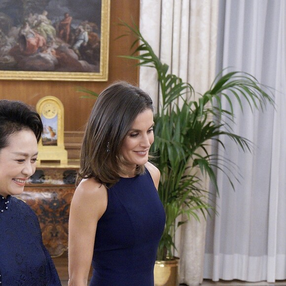 Le roi Felipe VI d'Espagne et la reine Letizia, vêtue d'une robe bleue sans manches Felipe Varela, ont accueilli à dîner le président de la République populaire de Chine Xi Jinping et son épouse Peng Liyuan le 27 novembre 2018 au palais de la Zarzuela, à Madrid.
