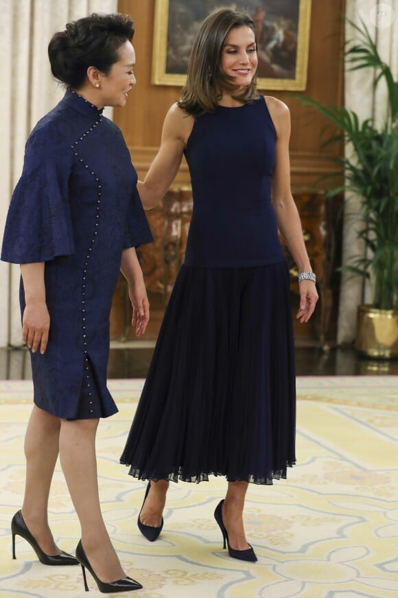Le roi Felipe VI d'Espagne et la reine Letizia, vêtue d'une robe bleue sans manches Felipe Varela, ont accueilli à dîner le président de la République populaire de Chine Xi Jinping et son épouse Peng Liyuan le 27 novembre 2018 au palais de la Zarzuela, à Madrid.