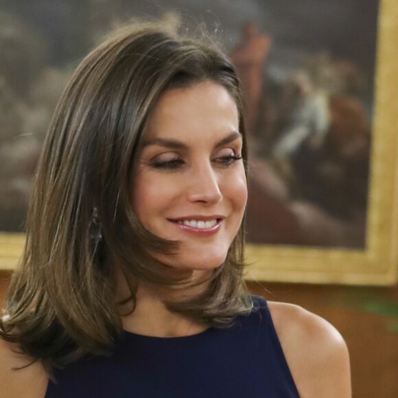 Le roi Felipe VI d'Espagne et la reine Letizia, vêtue d'une robe bleue sans manches Felipe Varela, ont accueilli à dîner le président de la République populaire de Chine Xi Jinping et son épouse Peng Liyuan le 27 novembre 2018 au palais de la Zarzuela, à Madrid.