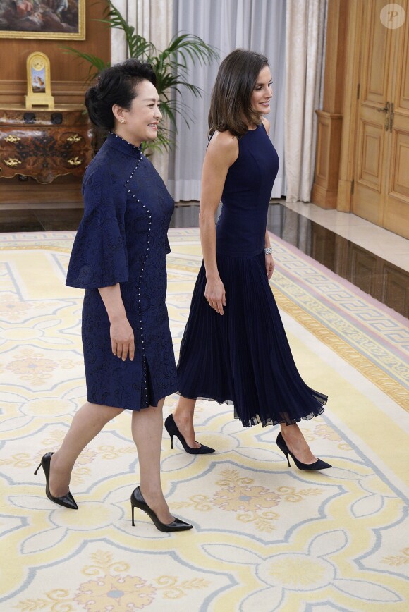 Le roi Felipe VI d'Espagne et la reine Letizia, vêtue d'une robe bleue sans manches Felipe Varela, ont accueilli à dîner le président de la République populaire de Chine Xi Jinping et son épouse Peng Liyuan le 27 novembre 2018 au palais de la Zarzuela, à Madrid.