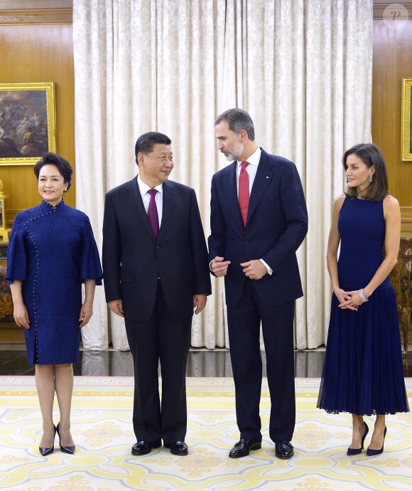 Le roi Felipe VI d'Espagne et la reine Letizia, vêtue d'une robe bleue sans manches Felipe Varela, ont accueilli à dîner le président de la République populaire de Chine Xi Jinping et son épouse Peng Liyuan le 27 novembre 2018 au palais de la Zarzuela, à Madrid.