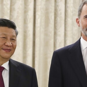 Le roi Felipe VI d'Espagne et la reine Letizia, vêtue d'une robe bleue sans manches Felipe Varela, ont accueilli à dîner le président de la République populaire de Chine Xi Jinping et son épouse Peng Liyuan le 27 novembre 2018 au palais de la Zarzuela, à Madrid.