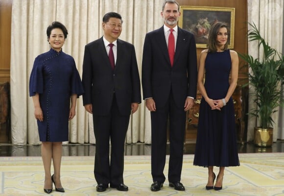 Le roi Felipe VI d'Espagne et la reine Letizia, vêtue d'une robe bleue sans manches Felipe Varela, ont accueilli à dîner le président de la République populaire de Chine Xi Jinping et son épouse Peng Liyuan le 27 novembre 2018 au palais de la Zarzuela, à Madrid.