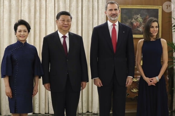 Le roi Felipe VI d'Espagne et la reine Letizia, vêtue d'une robe bleue sans manches Felipe Varela, ont accueilli à dîner le président de la République populaire de Chine Xi Jinping et son épouse Peng Liyuan le 27 novembre 2018 au palais de la Zarzuela, à Madrid.