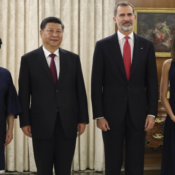 Le roi Felipe VI d'Espagne et la reine Letizia, vêtue d'une robe bleue sans manches Felipe Varela, ont accueilli à dîner le président de la République populaire de Chine Xi Jinping et son épouse Peng Liyuan le 27 novembre 2018 au palais de la Zarzuela, à Madrid.