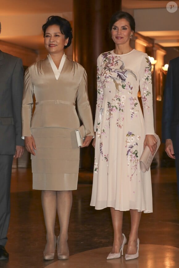 La reine Letizia d'Espagne (vêtue d'une robe Asos) et la première dame de Chine Peng Liyuan ont visité le 28 novembre 2018 le théâtre royal à Madrid.