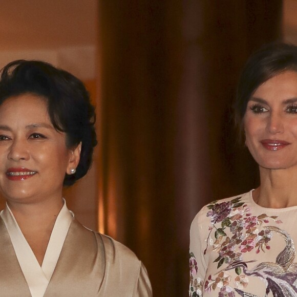 La reine Letizia d'Espagne (vêtue d'une robe Asos) et la première dame de Chine Peng Liyuan ont visité le 28 novembre 2018 le théâtre royal à Madrid.