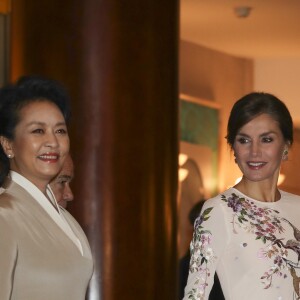 La reine Letizia d'Espagne (vêtue d'une robe Asos) et la première dame de Chine Peng Liyuan ont visité le 28 novembre 2018 le théâtre royal à Madrid.