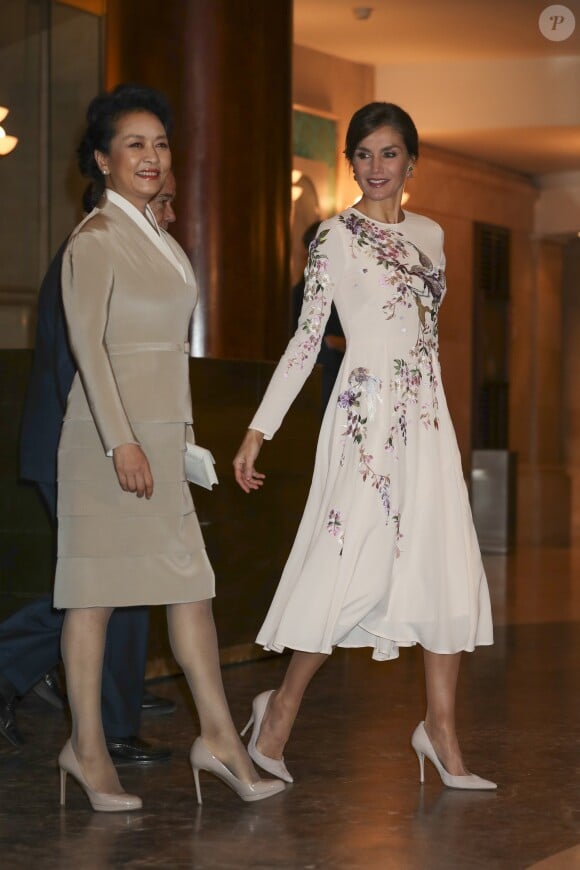 La reine Letizia d'Espagne (vêtue d'une robe Asos) et la première dame de Chine Peng Liyuan ont visité le 28 novembre 2018 le théâtre royal à Madrid.
