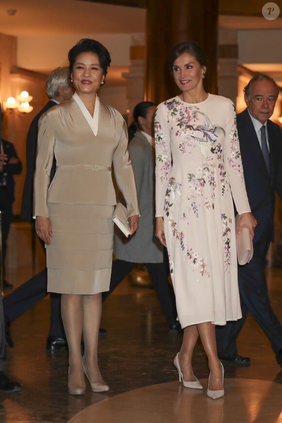 La reine Letizia d'Espagne (vêtue d'une robe Asos) et la première dame de Chine Peng Liyuan ont visité le 28 novembre 2018 le théâtre royal à Madrid.
