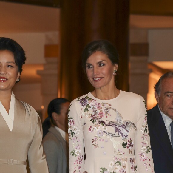 La reine Letizia d'Espagne (vêtue d'une robe Asos) et la première dame de Chine Peng Liyuan ont visité le 28 novembre 2018 le théâtre royal à Madrid.