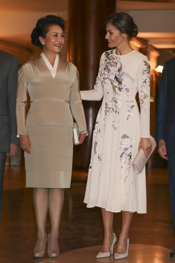 La reine Letizia d'Espagne (vêtue d'une robe Asos) et la première dame de Chine Peng Liyuan ont visité le 28 novembre 2018 le théâtre royal à Madrid.