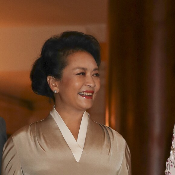 La reine Letizia d'Espagne (vêtue d'une robe Asos) et la première dame de Chine Peng Liyuan ont visité le 28 novembre 2018 le théâtre royal à Madrid.
