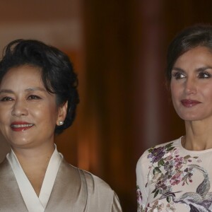 La reine Letizia d'Espagne (vêtue d'une robe Asos) et la première dame de Chine Peng Liyuan ont visité le 28 novembre 2018 le théâtre royal à Madrid.