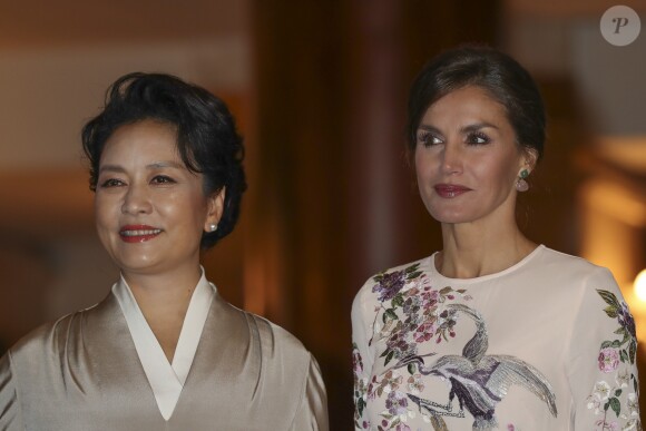 La reine Letizia d'Espagne (vêtue d'une robe Asos) et la première dame de Chine Peng Liyuan ont visité le 28 novembre 2018 le théâtre royal à Madrid.