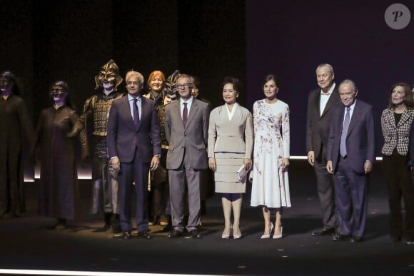 La reine Letizia d'Espagne (vêtue d'une robe Asos) et la première dame de Chine Peng Liyuan ont visité le 28 novembre 2018 le théâtre royal à Madrid.