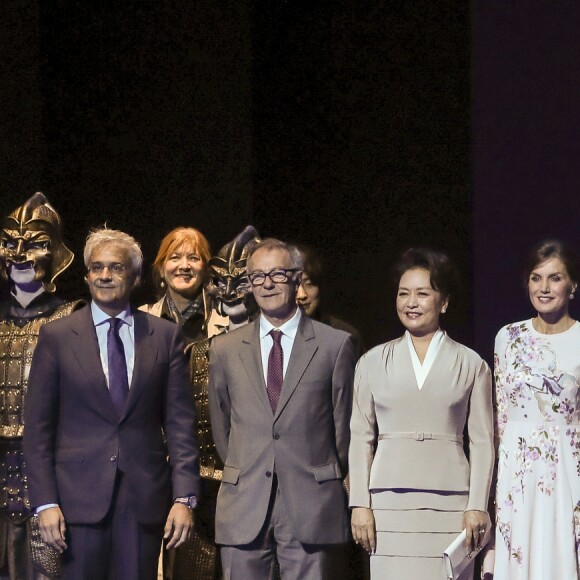 La reine Letizia d'Espagne (vêtue d'une robe Asos) et la première dame de Chine Peng Liyuan ont visité le 28 novembre 2018 le théâtre royal à Madrid.