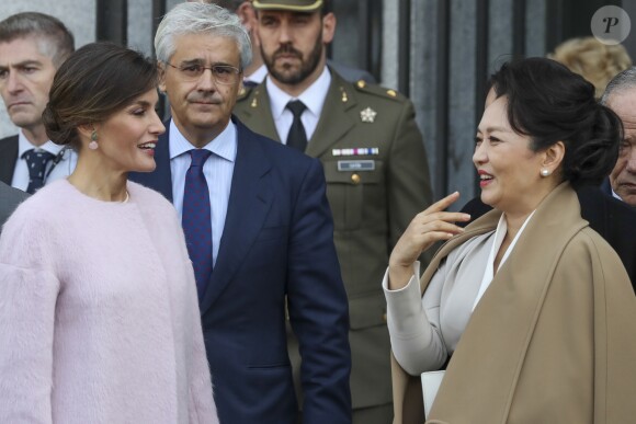 La reine Letizia d'Espagne (vêtue d'un manteau Carolina Herrera) et la première dame de Chine Peng Liyuan ont visité le 28 novembre 2018 le théâtre royal à Madrid.