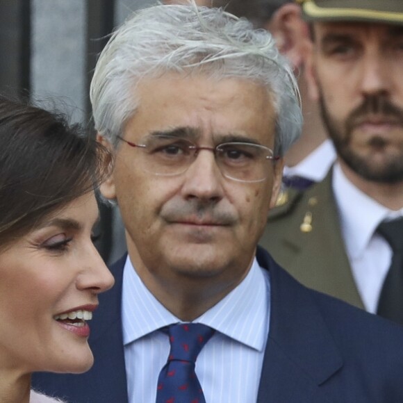 La reine Letizia d'Espagne (vêtue d'un manteau Carolina Herrera) et la première dame de Chine Peng Liyuan ont visité le 28 novembre 2018 le théâtre royal à Madrid.
