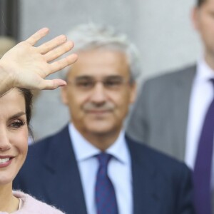 La reine Letizia d'Espagne (vêtue d'un manteau Carolina Herrera) et la première dame de Chine Peng Liyuan ont visité le 28 novembre 2018 le théâtre royal à Madrid.