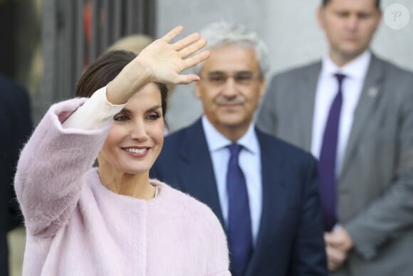 La reine Letizia d'Espagne (vêtue d'un manteau Carolina Herrera) et la première dame de Chine Peng Liyuan ont visité le 28 novembre 2018 le théâtre royal à Madrid.