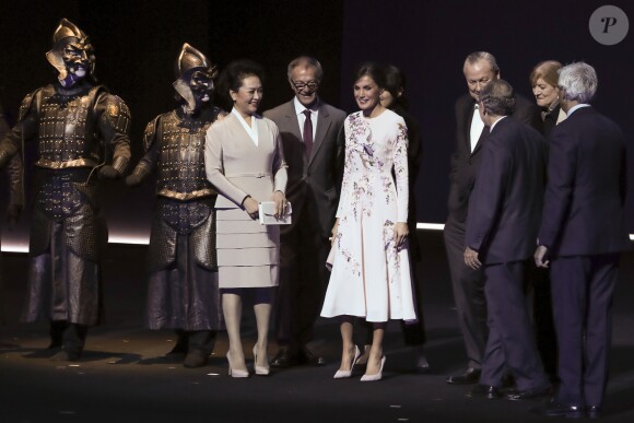 La reine Letizia d'Espagne (vêtue d'une robe Asos) et la première dame de Chine Peng Liyuan ont visité le 28 novembre 2018 le théâtre royal à Madrid.