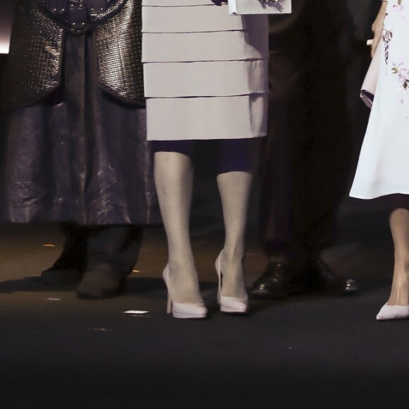 La reine Letizia d'Espagne (vêtue d'une robe Asos) et la première dame de Chine Peng Liyuan ont visité le 28 novembre 2018 le théâtre royal à Madrid.