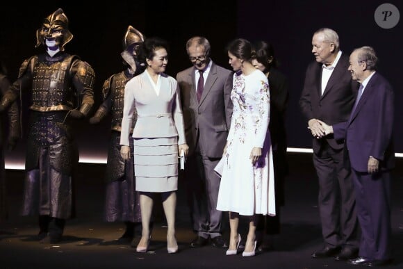 La reine Letizia d'Espagne (vêtue d'une robe Asos) et la première dame de Chine Peng Liyuan ont visité le 28 novembre 2018 le théâtre royal à Madrid.