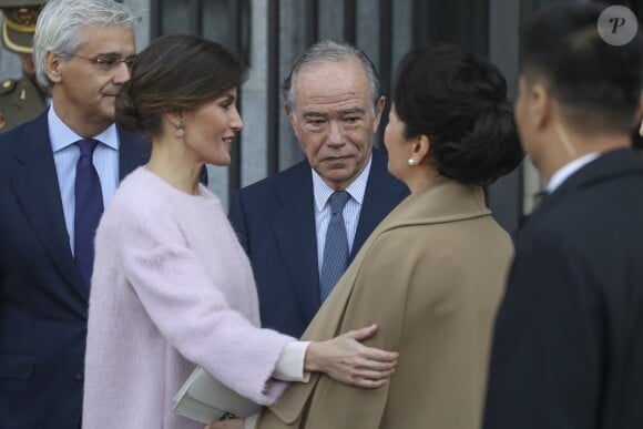 La reine Letizia d'Espagne (vêtue d'un manteau Carolina Herrera) et la première dame de Chine Peng Liyuan ont visité le 28 novembre 2018 le théâtre royal à Madrid.