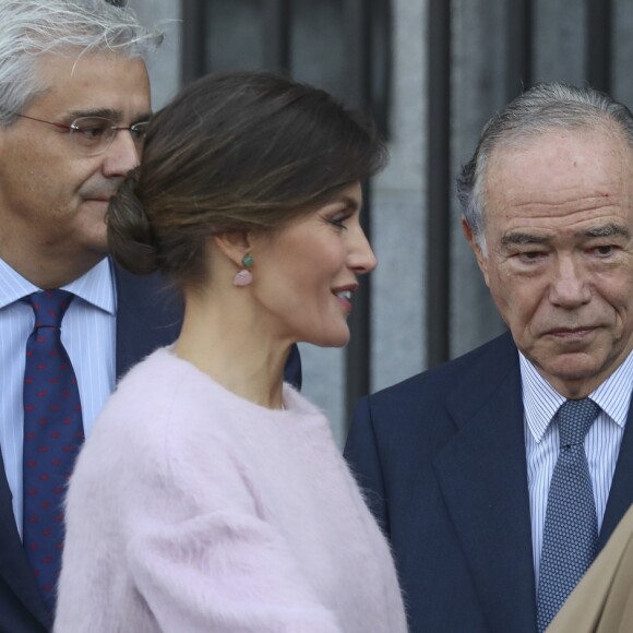 La reine Letizia d'Espagne (vêtue d'un manteau Carolina Herrera) et la première dame de Chine Peng Liyuan ont visité le 28 novembre 2018 le théâtre royal à Madrid.