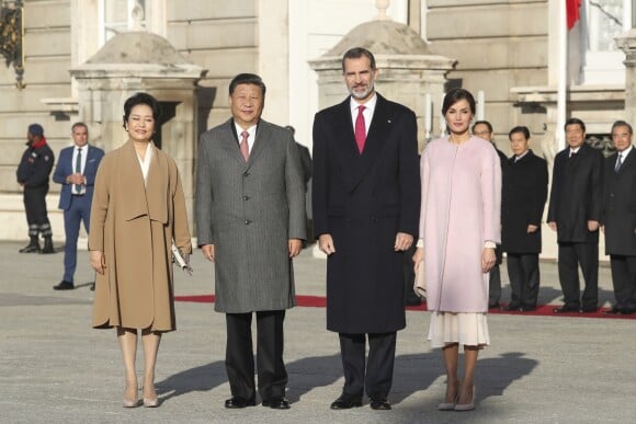 Le roi Felipe VI d'Espagne et la reine Letizia (manteau Carolina Herrera) ont accueilli officiellement le président de la République populaire de Chine Xi Jinping et sa femme Peng Liyuan le 28 novembre 2018 à l'occasion de la cérémonie protocolaire de bienvenue au palais royal à Madrid.