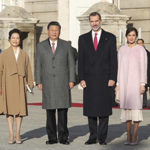 Le roi Felipe VI d'Espagne et la reine Letizia (manteau Carolina Herrera) ont accueilli officiellement le président de la République populaire de Chine Xi Jinping et sa femme Peng Liyuan le 28 novembre 2018 à l'occasion de la cérémonie protocolaire de bienvenue au palais royal à Madrid.