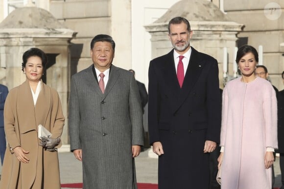 Le roi Felipe VI d'Espagne et la reine Letizia (manteau Carolina Herrera) ont accueilli officiellement le président de la République populaire de Chine Xi Jinping et sa femme Peng Liyuan le 28 novembre 2018 à l'occasion de la cérémonie protocolaire de bienvenue au palais royal à Madrid.