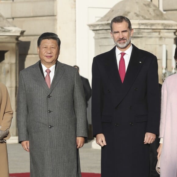 Le roi Felipe VI d'Espagne et la reine Letizia (manteau Carolina Herrera) ont accueilli officiellement le président de la République populaire de Chine Xi Jinping et sa femme Peng Liyuan le 28 novembre 2018 à l'occasion de la cérémonie protocolaire de bienvenue au palais royal à Madrid.