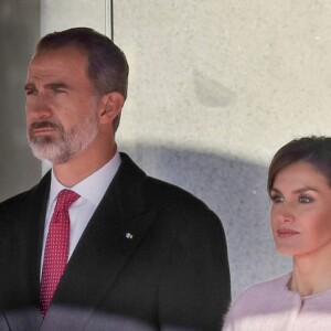 Le roi Felipe VI d'Espagne et la reine Letizia (manteau Carolina Herrera) ont accueilli officiellement le président de la République populaire de Chine Xi Jinping et sa femme Peng Liyuan le 28 novembre 2018 à l'occasion de la cérémonie protocolaire de bienvenue au palais royal à Madrid.