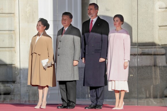 Le roi Felipe VI d'Espagne et la reine Letizia (manteau Carolina Herrera) ont accueilli officiellement le président de la République populaire de Chine Xi Jinping et sa femme Peng Liyuan le 28 novembre 2018 à l'occasion de la cérémonie protocolaire de bienvenue au palais royal à Madrid.