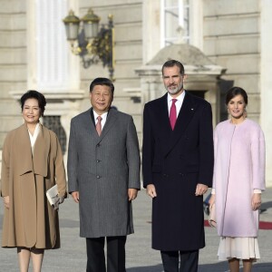 Le roi Felipe VI d'Espagne et la reine Letizia (manteau Carolina Herrera) ont accueilli officiellement le président de la République populaire de Chine Xi Jinping et sa femme Peng Liyuan le 28 novembre 2018 à l'occasion de la cérémonie protocolaire de bienvenue au palais royal à Madrid.