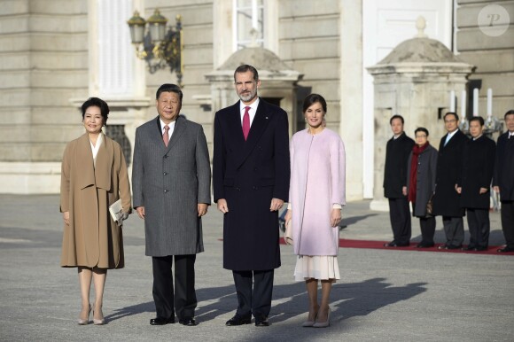 Le roi Felipe VI d'Espagne et la reine Letizia (manteau Carolina Herrera) ont accueilli officiellement le président de la République populaire de Chine Xi Jinping et sa femme Peng Liyuan le 28 novembre 2018 à l'occasion de la cérémonie protocolaire de bienvenue au palais royal à Madrid.