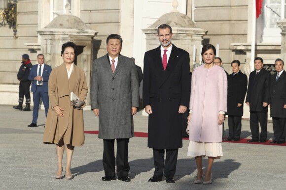 Le roi Felipe VI d'Espagne et la reine Letizia (manteau Carolina Herrera) ont accueilli officiellement le président de la République populaire de Chine Xi Jinping et sa femme Peng Liyuan le 28 novembre 2018 à l'occasion de la cérémonie protocolaire de bienvenue au palais royal à Madrid.
